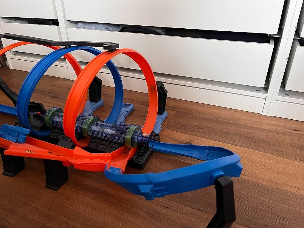Spielzeuge: Hot Wheels Korkenzieher-Crash Trackset mit 3 Autos – Gebraucht aus Mühlethurnen von JackyCindy 1