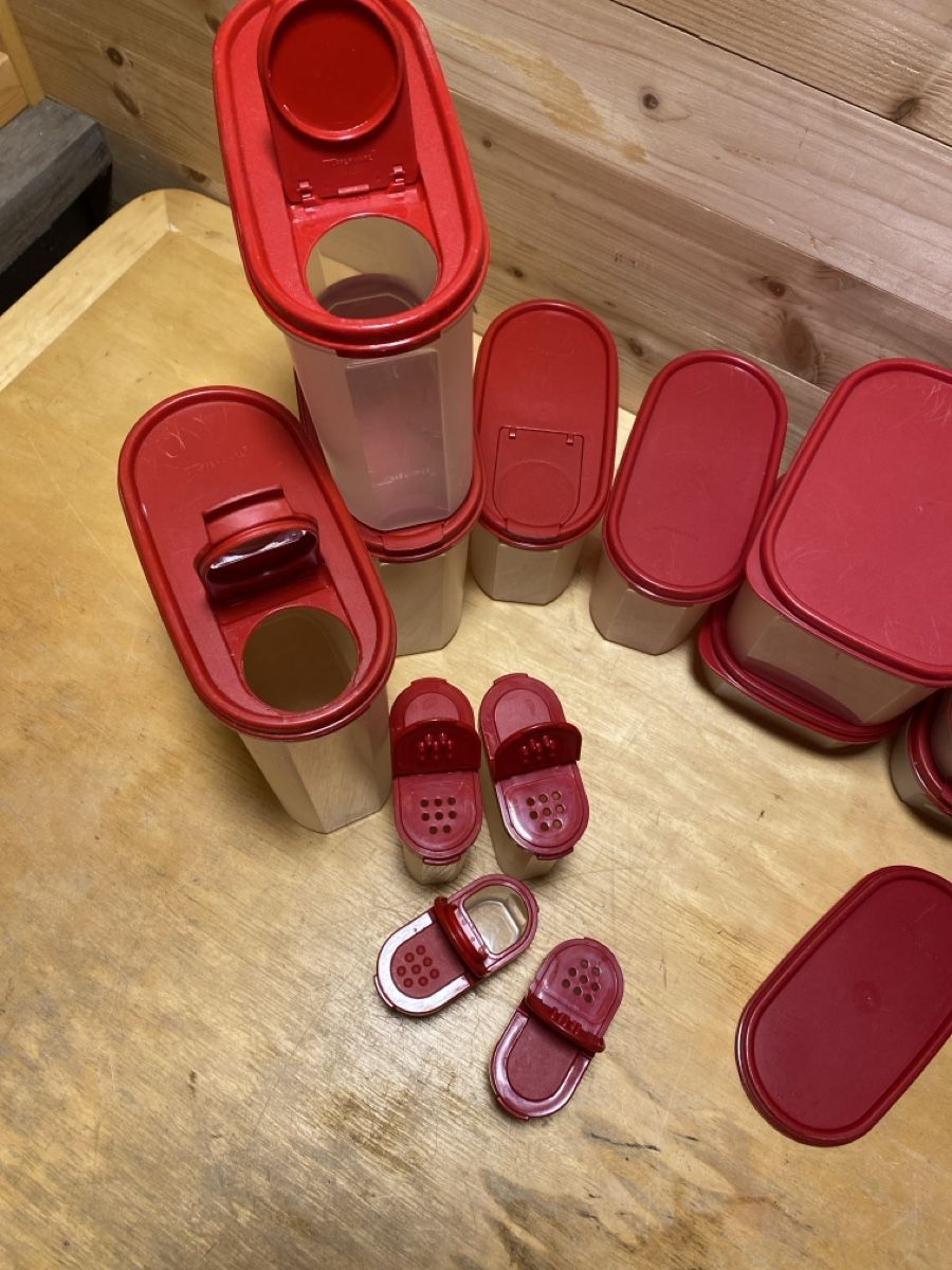 Tupperware Behälter & Ähnliches: Lot boîtes Tupperware rouge – Gebraucht aus Corcelles NE von Avossouhaits 1