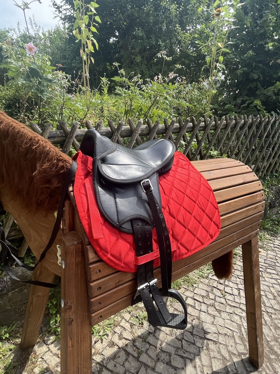 Jouets: Holzpferd, benutzt, war nie Draussen! – D'occasion à zuerich par luc_5snr 1