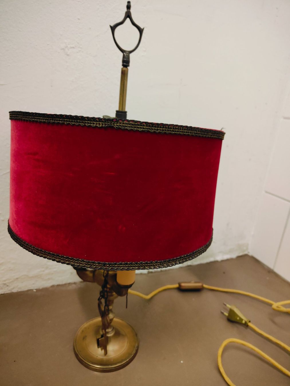 Lampade: Vintage Tischlampe mit rotem Samt-Schirm – Usato da Olten venduto da Mezopotamya 1