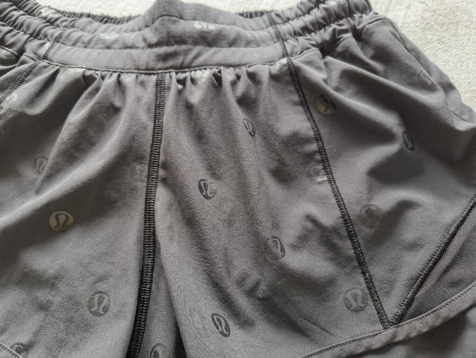 Pantaloni: Lululemon Hotty Hot Short – Nuovo (secondo la descrizione) da Stein am Rhein venduto da DaOhana 2