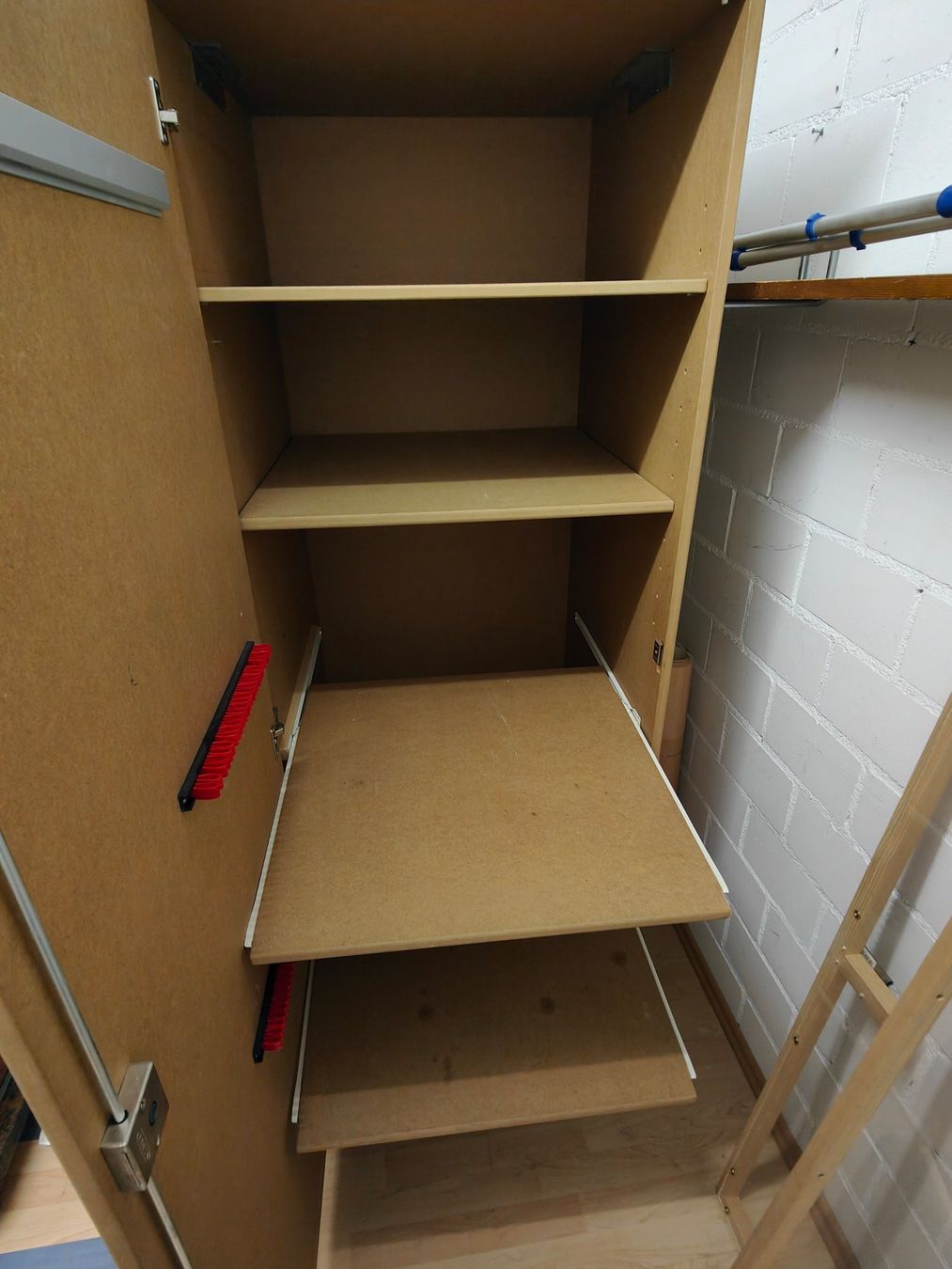 Armoires: Schrank für Keller, Garage oder Werkstatt – D'occasion à Mels par velo-city 3