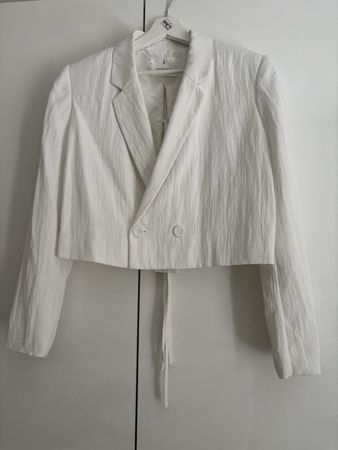 Weisser cropped Blazer mit Rückendetail