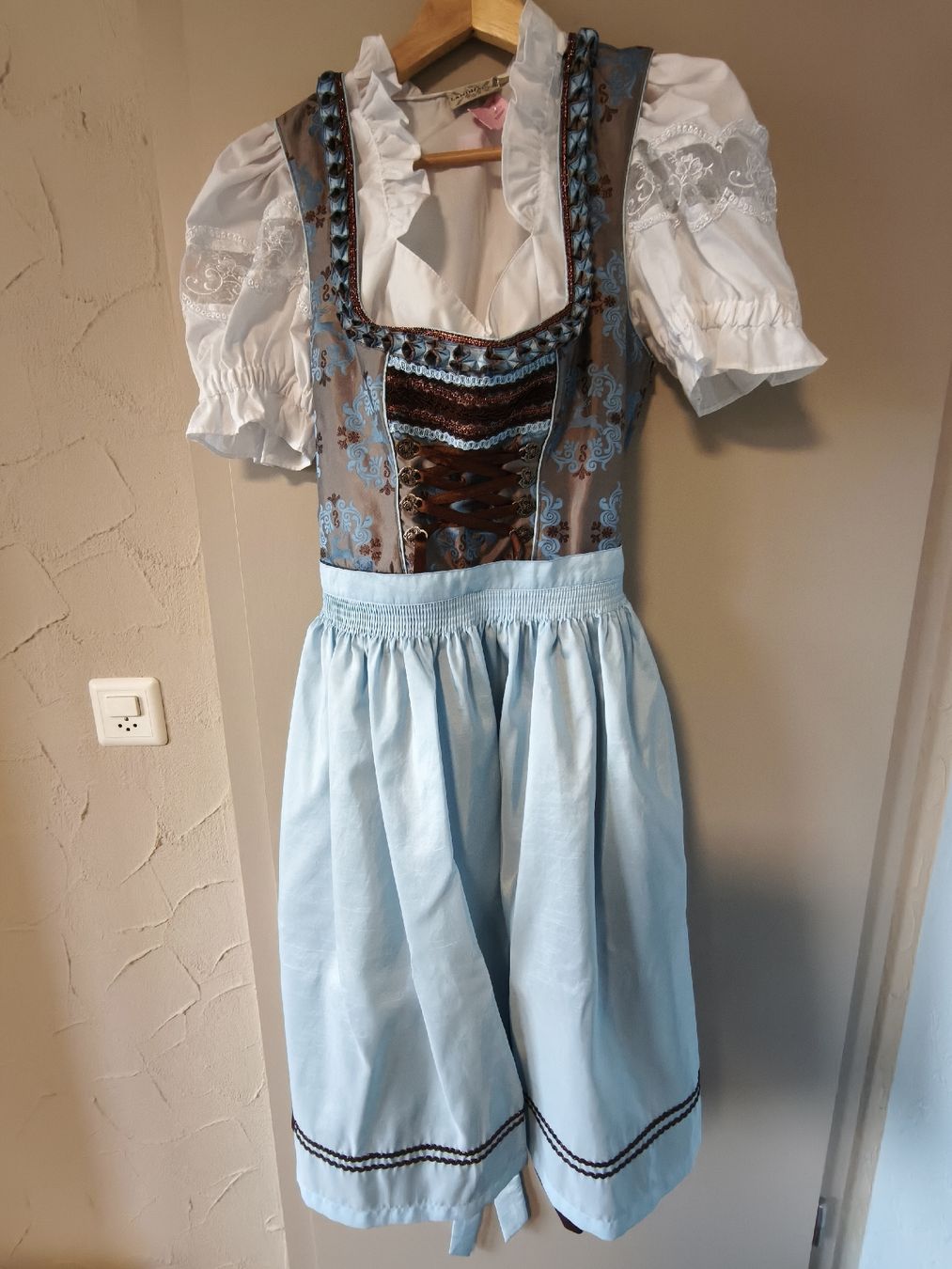 Costumi: Dirndl Gr. 42 – Usato da Brugg AG venduto da Pasci06 1