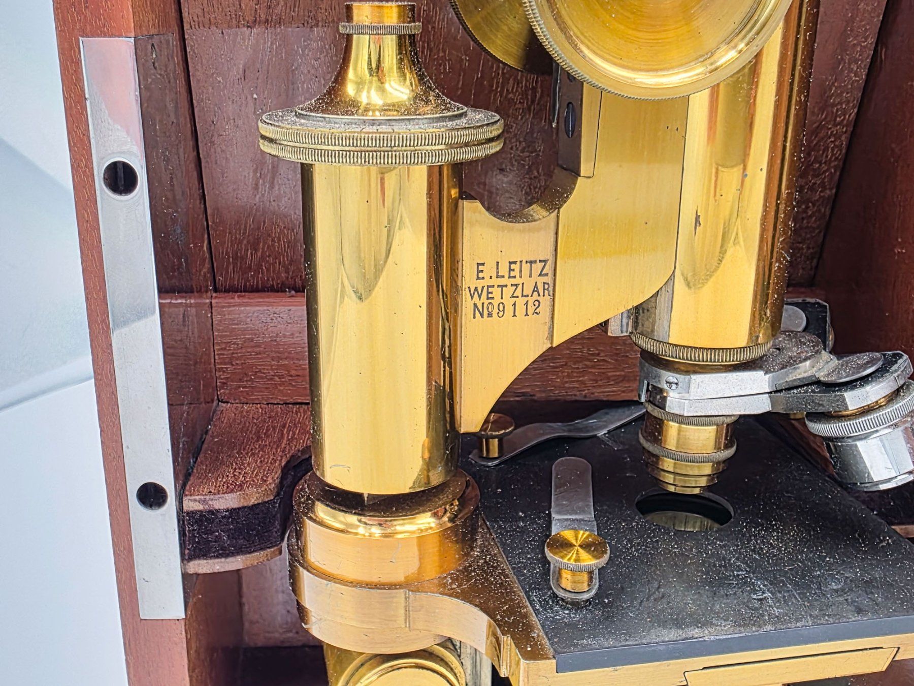 Leitz Microscopi: E. Leitz Mikroskop - Messing, Holzkoffer - Ref. 08/09 – Usato da Au ZH venduto da BrockiAu 1