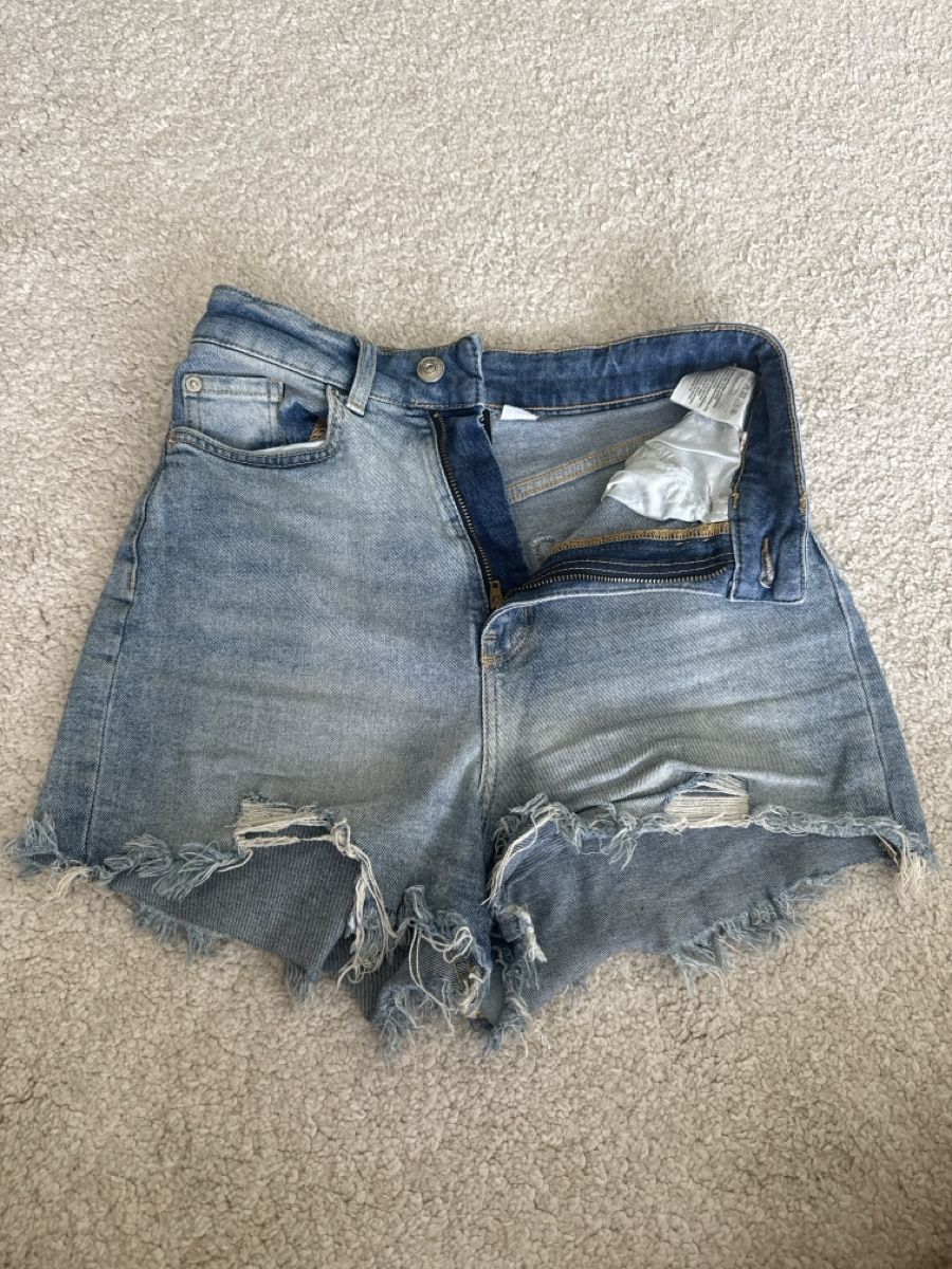 H&M Jeans: Shorts Jeans H&M – Gebraucht aus St. Niklausen LU von car_2562