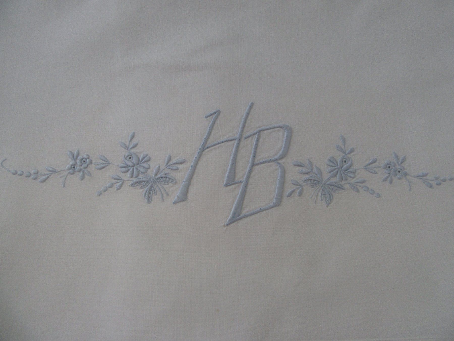 Biancheria da letto: Leintuch mit Stickerei u. Monogramm HB – Nuovo (secondo la descrizione) da Mels venduto da Sandylein 1