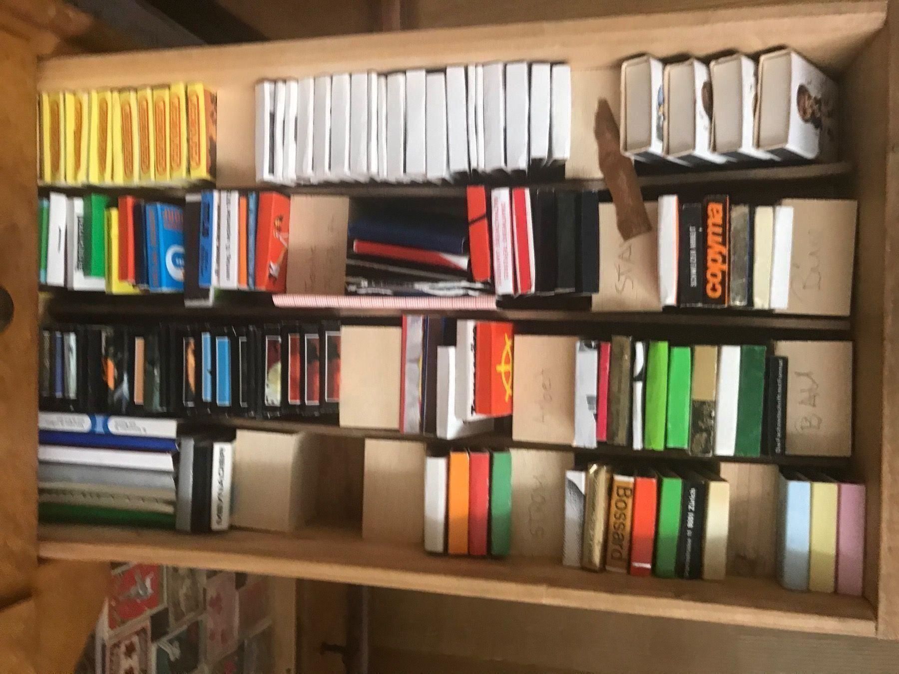 Raccolte di bollini & punti: ZÜNDHOLZBRIEFCHEN-, SCHACHTELN SAMMLUNG MIT. MÖBEL – Nuovo (secondo la descrizione) da Hochdorf venduto da la_nationale