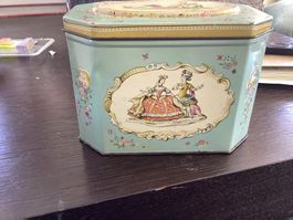 Vintage Huntley & Palmer Biscuit tin 1940