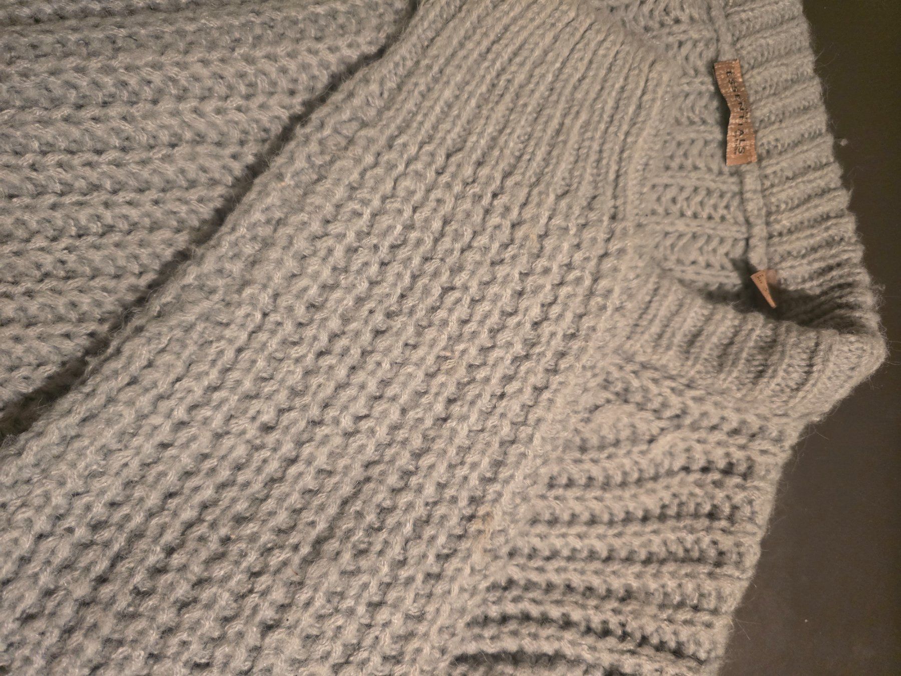 Maglioni & Felpe: Knitted sweater green ribbed structure used condition – Usato da Lausanne venduto da b_r_6z5f 3
