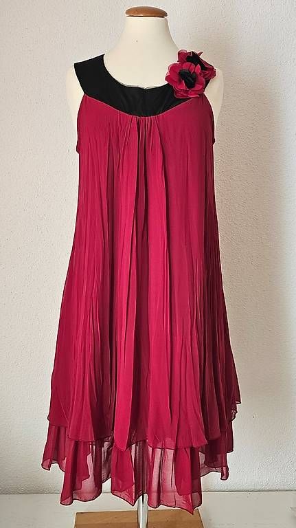 Vestiti: Rotes Kleid mit Blumenapplikationen – Usato da Sursee venduto da nei_7klk