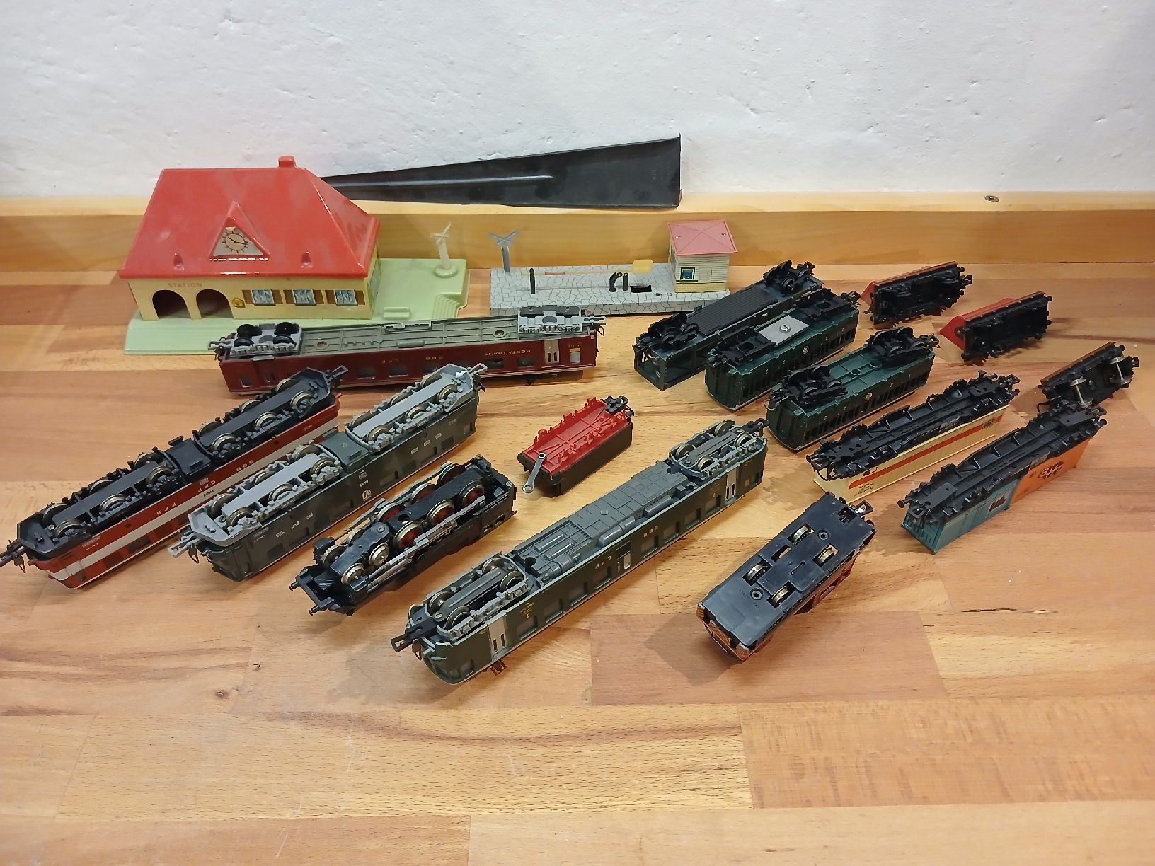 Lima Modelleisenbahnen: LIMA Rollmaterial und Geleise – Defekt aus Gwatt (Thun) von Sebirt 1