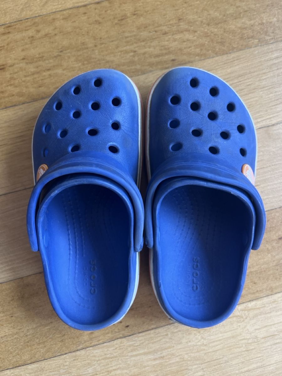 Crocs Schuhe für Jungen: Original Crocs Kinder Clogs blau Gr. C10 – Gebraucht aus Basel von Isi_takes_it_easy 1