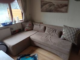 ausziehbares Bettsofa. Beige