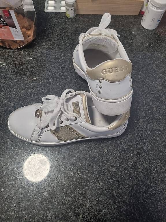 Scarpe da donna: Guess Schuhe – Usato da St. Margarethen TG venduto da jda_95gd 1