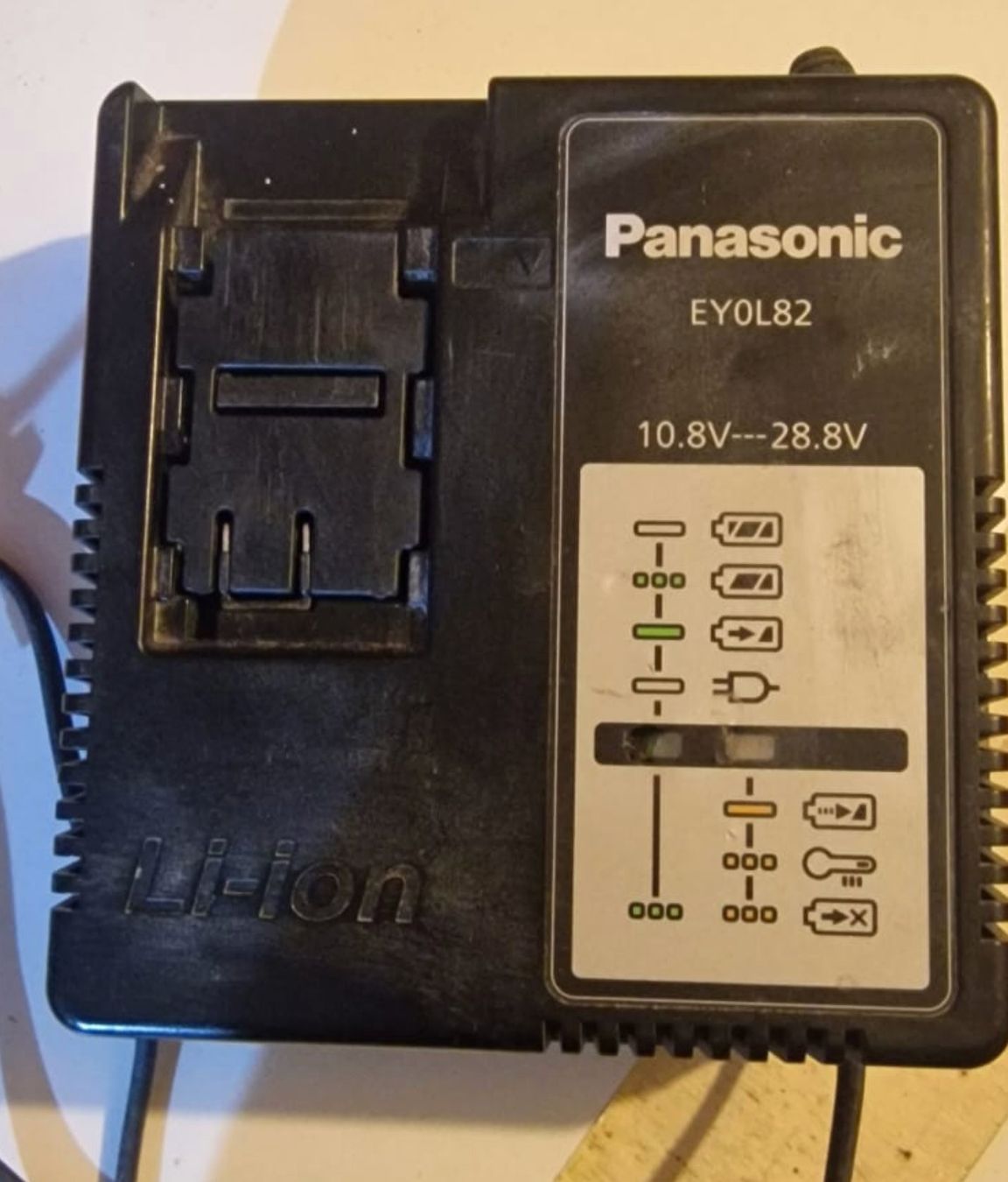 Panasonic Ladegeräte: Panasonic Ladegerät EY0L82, 10.8V - 28.8V – Gebraucht aus Zürich von alplita