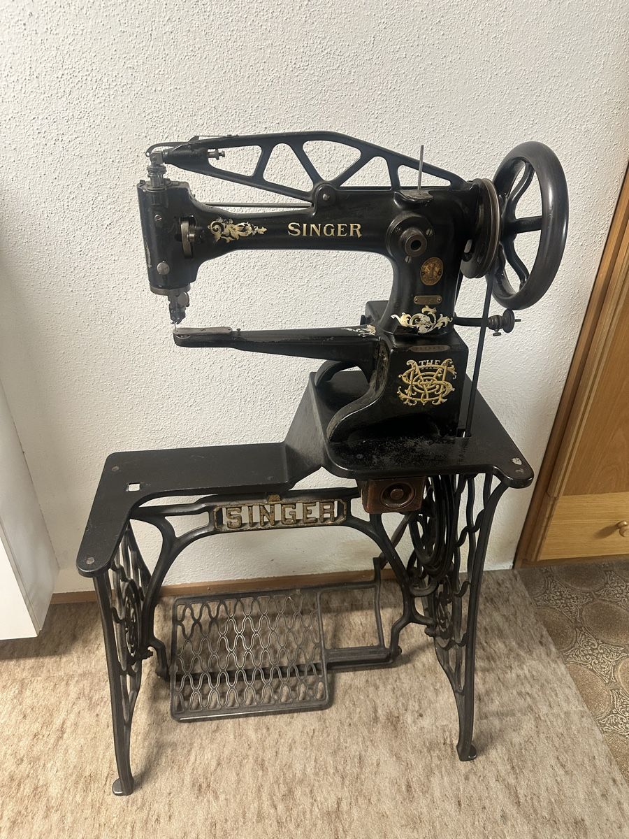 Singer Nähmaschinen: Antique Singer shoemaker sewing machine with treadle  – Gebraucht aus Elsau von MANWITHVAN