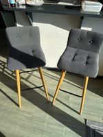 2 tabourets de bar gris avec pieds en bois clair