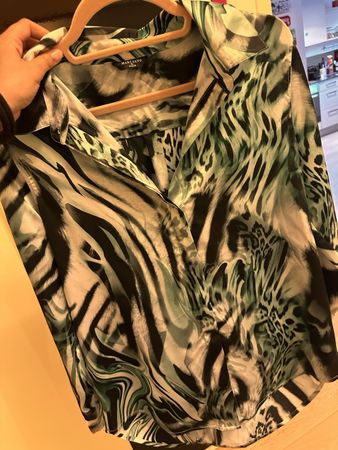 Camicetta Marciano fantasia animalier, perfetta per l'estate