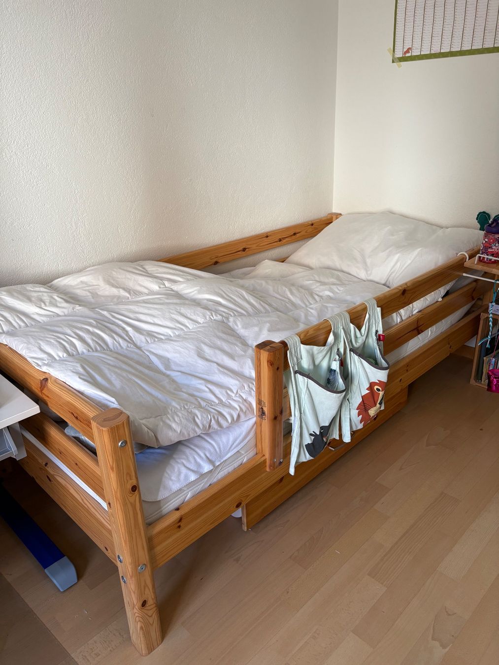 Flexa Betten: Kinderbett Flexa 90x200 mit Erhöhung – Gebraucht aus St. Moritz von nad_bf87 1