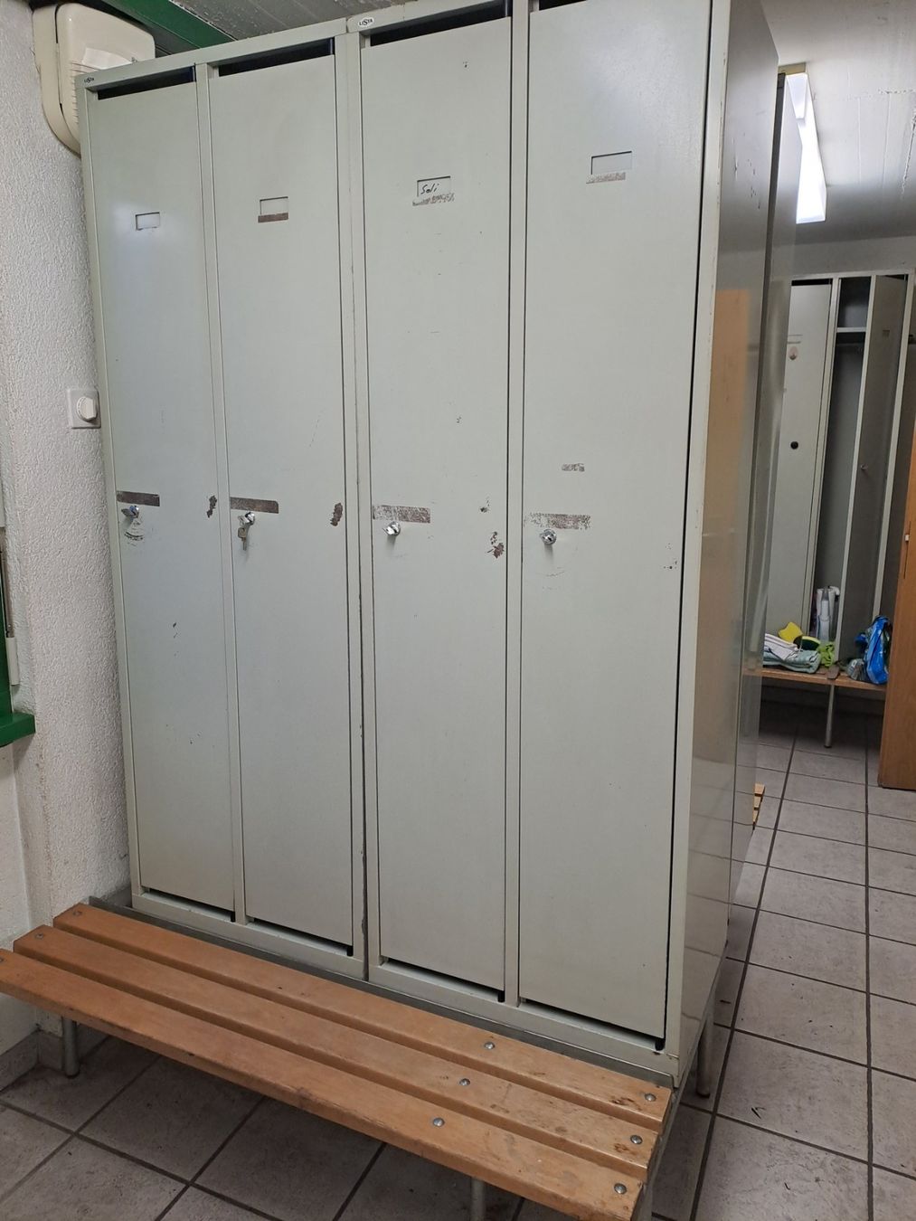 Lista Guardaroba: Garderobenschrank Metall Lista – Usato da Oberhelfenschwil venduto da weidstyle