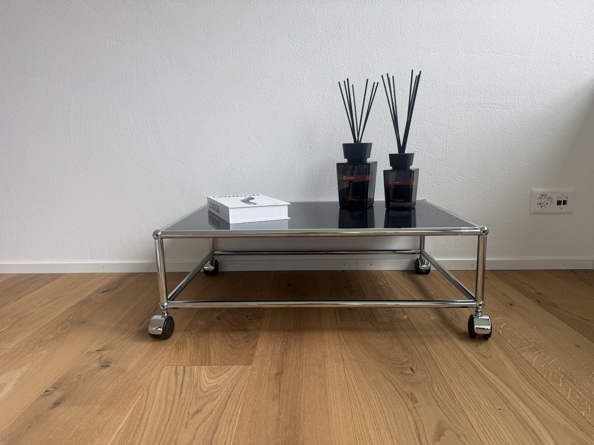 USM Tavoli: Original USM Haller Couchtisch / Coffeé Table auf Rollen – Usato da Trimmis venduto da GreatA79 1