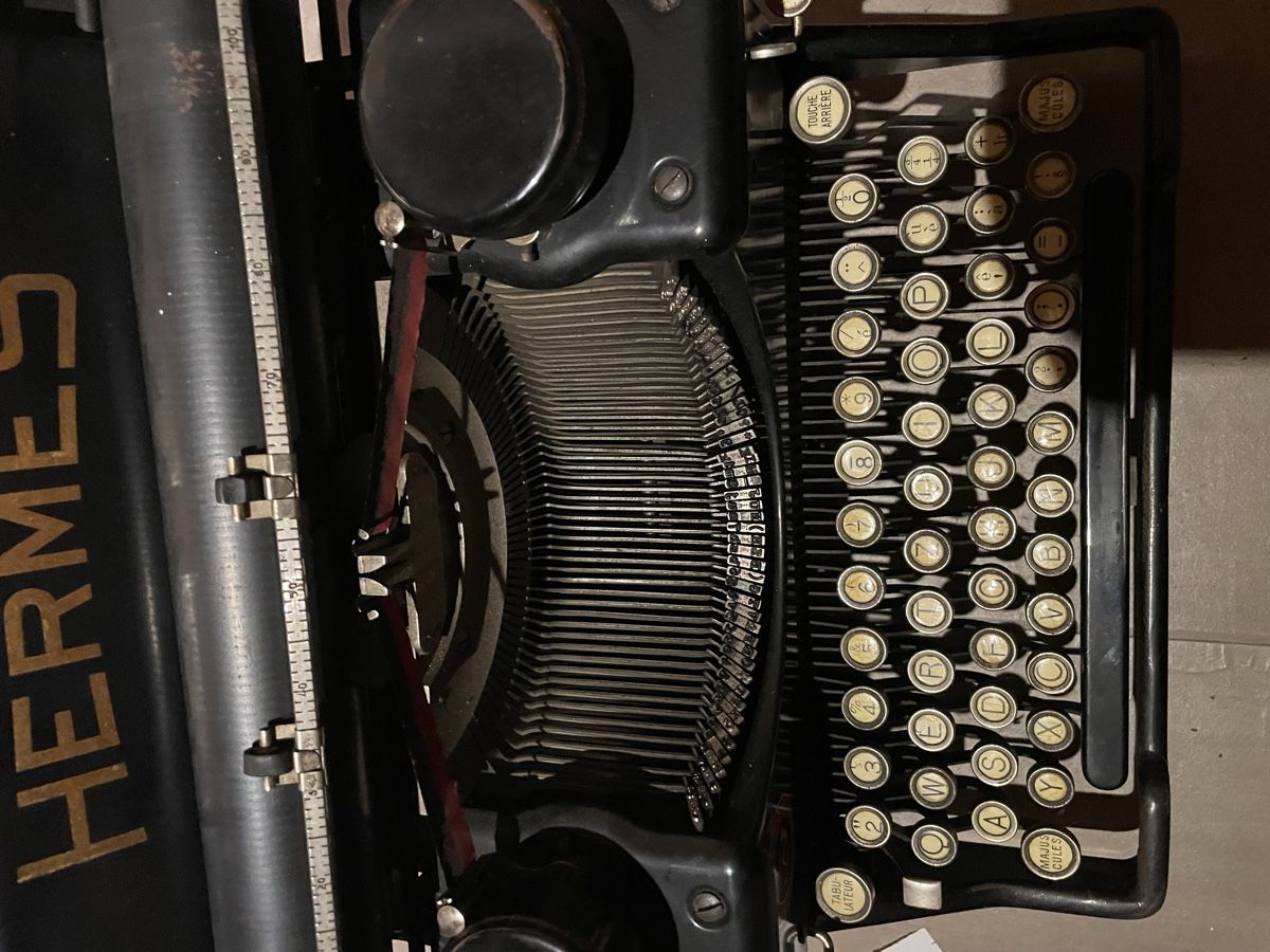 Paillard Machines à écrire: Ancienne machine à écrire Hermes – D'occasion à Colombier NE par mistigris007 2