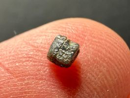 Dunkler kubischer Rohdiamant, ca. 3 mm