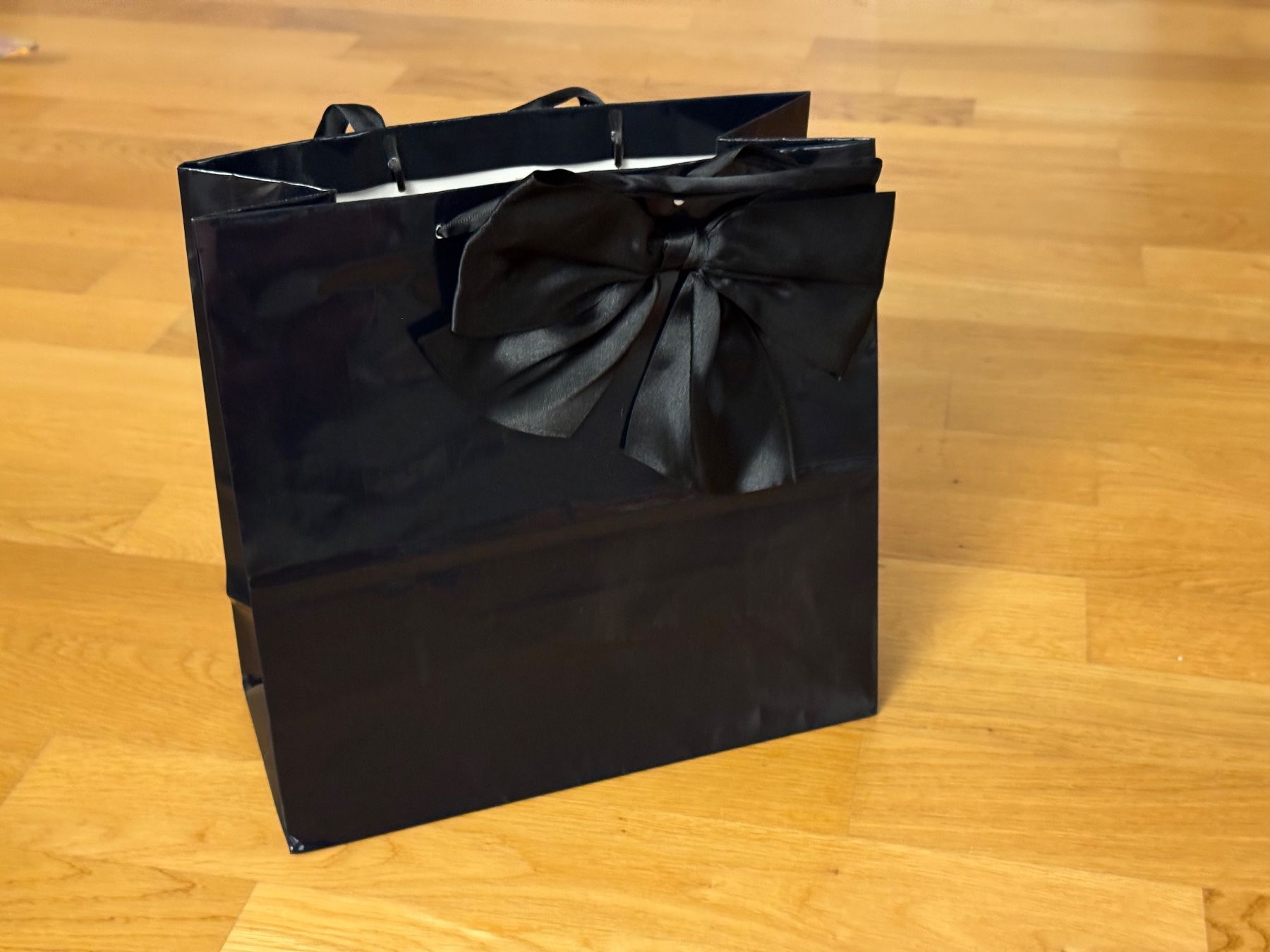 Papiere: Schwarze Geschenktüte / Papiertüte mit Schleife – Gebraucht aus Zürich von wtpooh