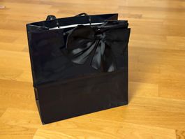 Schwarze Geschenktüte / Papiertüte mit Schleife