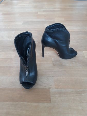 Classy Casual Guess Peeptoe Sandallen Boots Leder