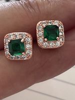 Très Jolis clous d’oreilles rouge pierre zircon verte