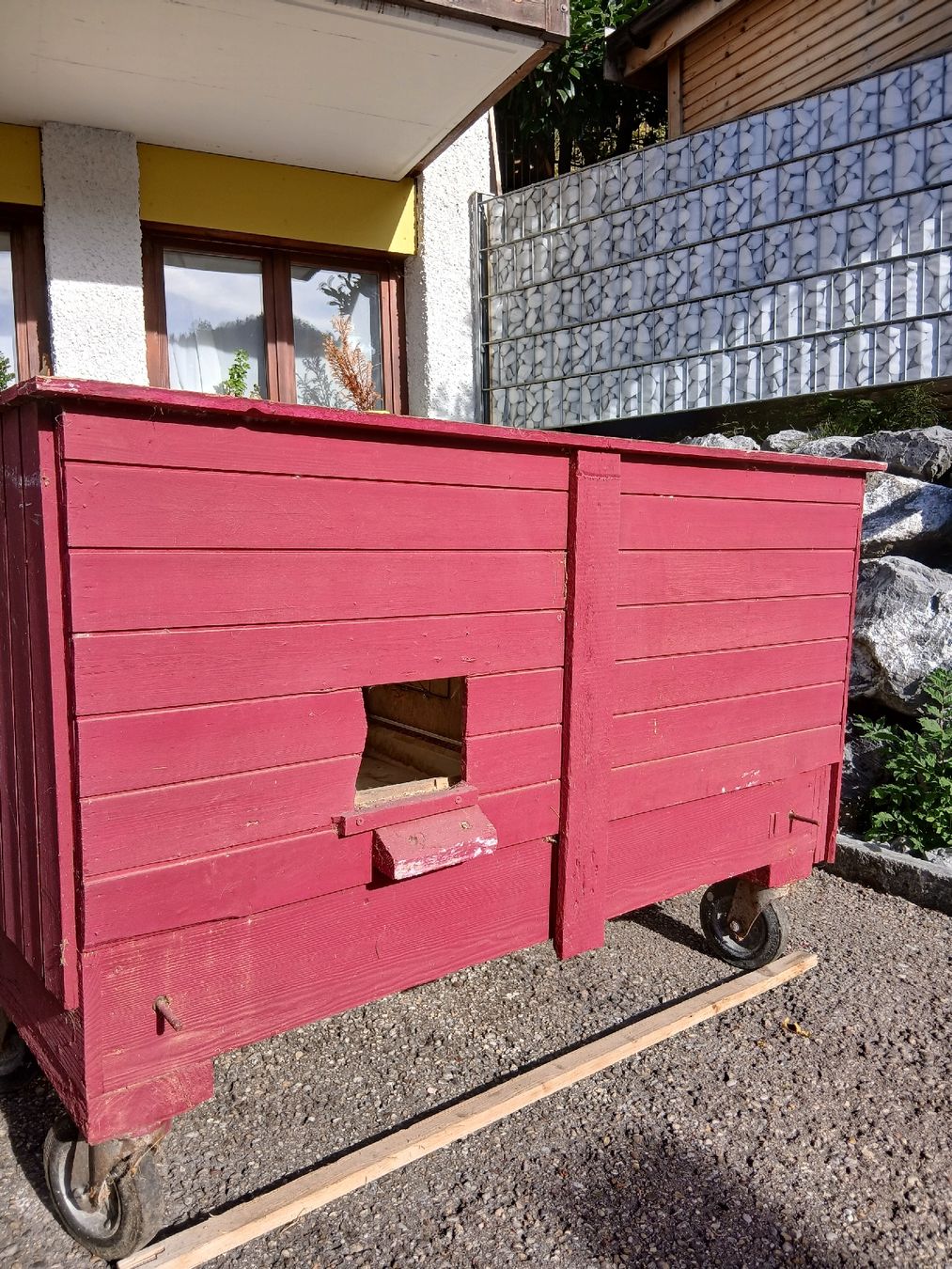 Käfige, Transport & Sicherheit: Stall mit grossen Rädern. – Gebraucht aus Gähwil von stilli11 2