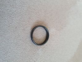Ring aus Metall ins Schwarz