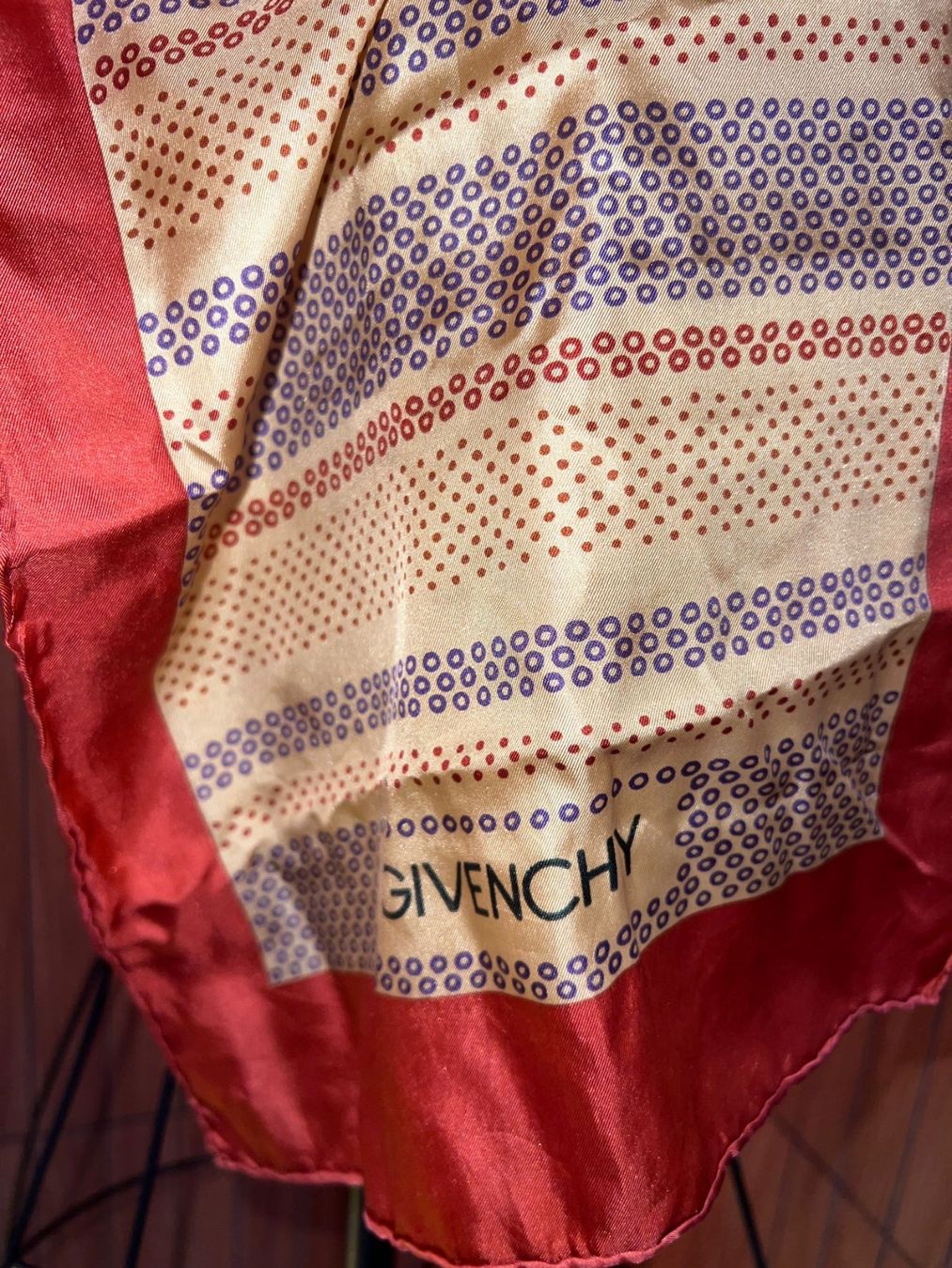 Givenchy Foulard & Sciarpe: Givenchy Paris Seidenschal Vintage Rot-Beige – Usato da Winterthur venduto da Dejv 1