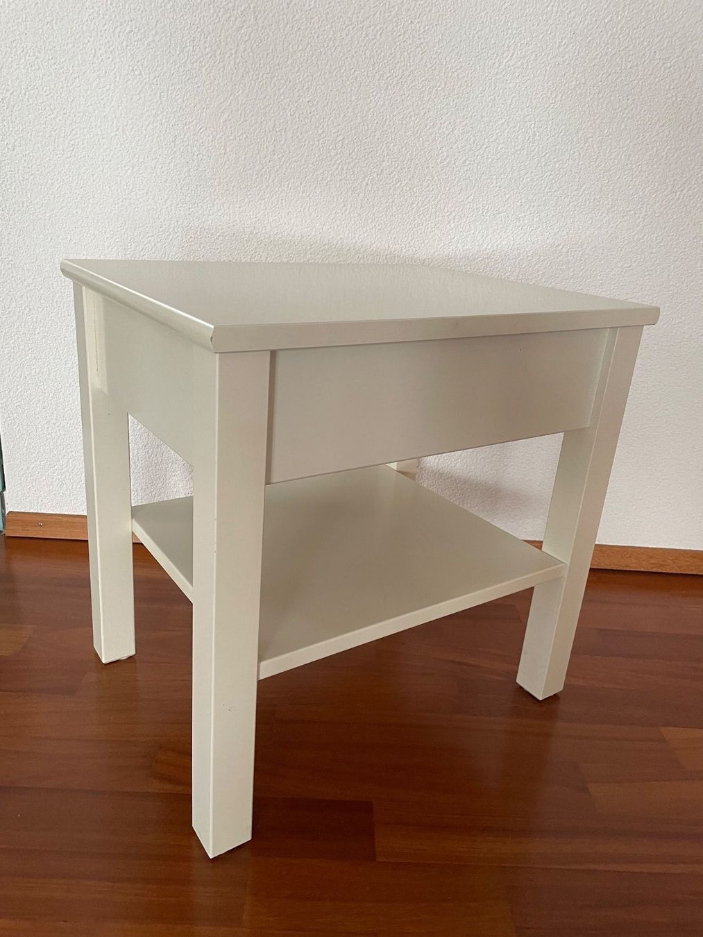 Tables de nuit: Nachttisch – D'occasion à Winkel par jen_5wrx 1
