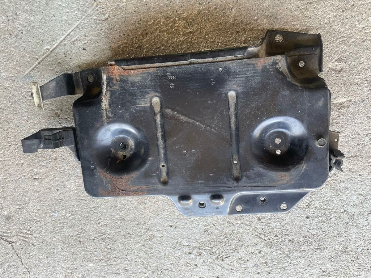 Volkswagen Tutti pezzi di ricambio auto: Support métallique pour batterie - VW GOLF 3 – Usato da Denges venduto da Ricautomotive