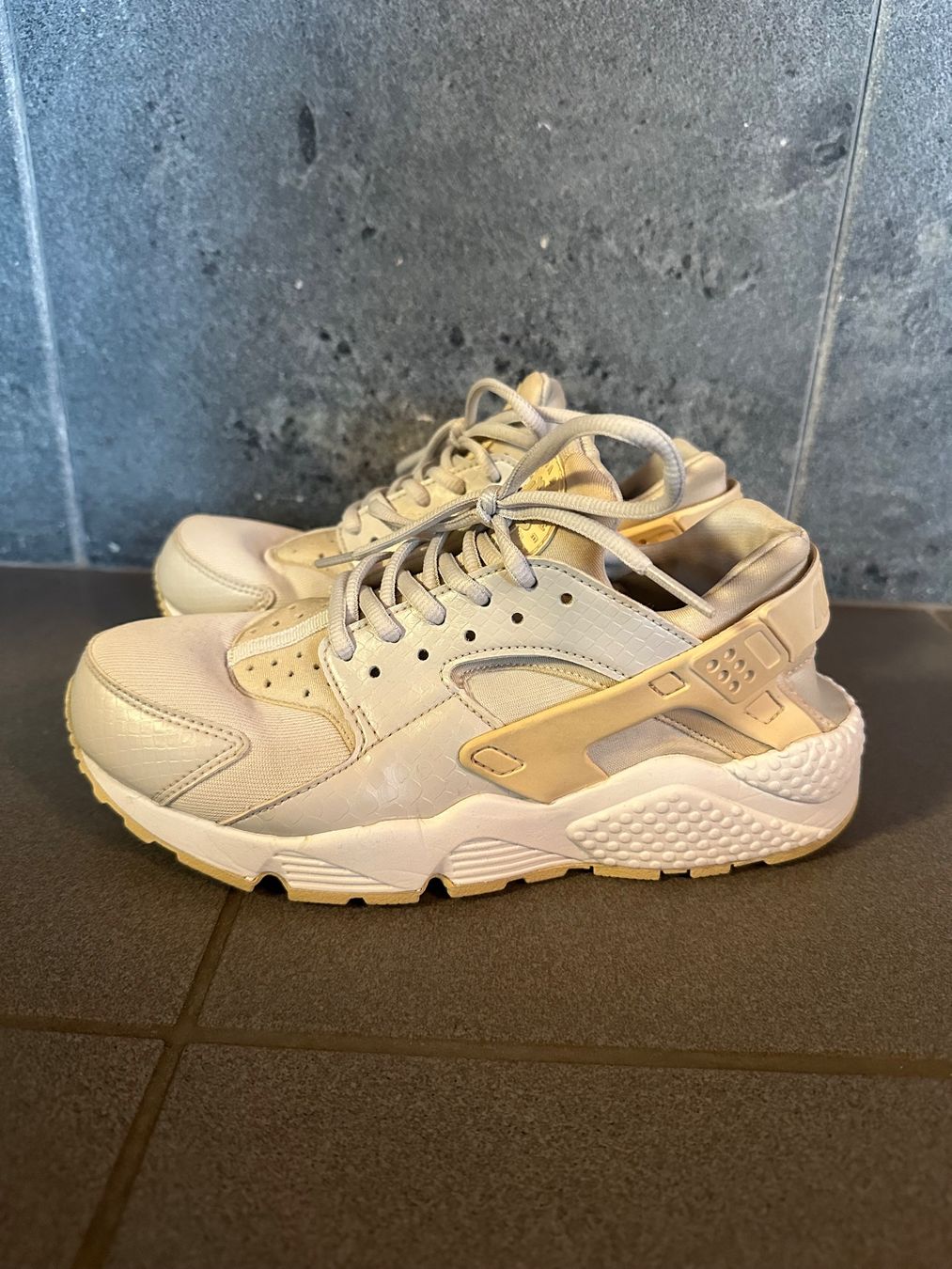 Nike Scarpe da donna: Nike Air Huarache Run Light Bone Gr. 38.5 – Usato da Riedt b. Erlen venduto da sina.aline