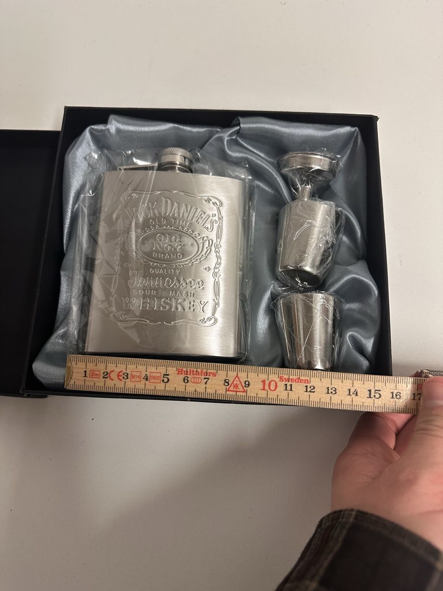 Altro: Jack Daniel's Flachmann Set, Neuwertig & Unbenutzt! – Nuovo e nell'imballaggio originale da Oberurnen venduto da jasmin2fel 1