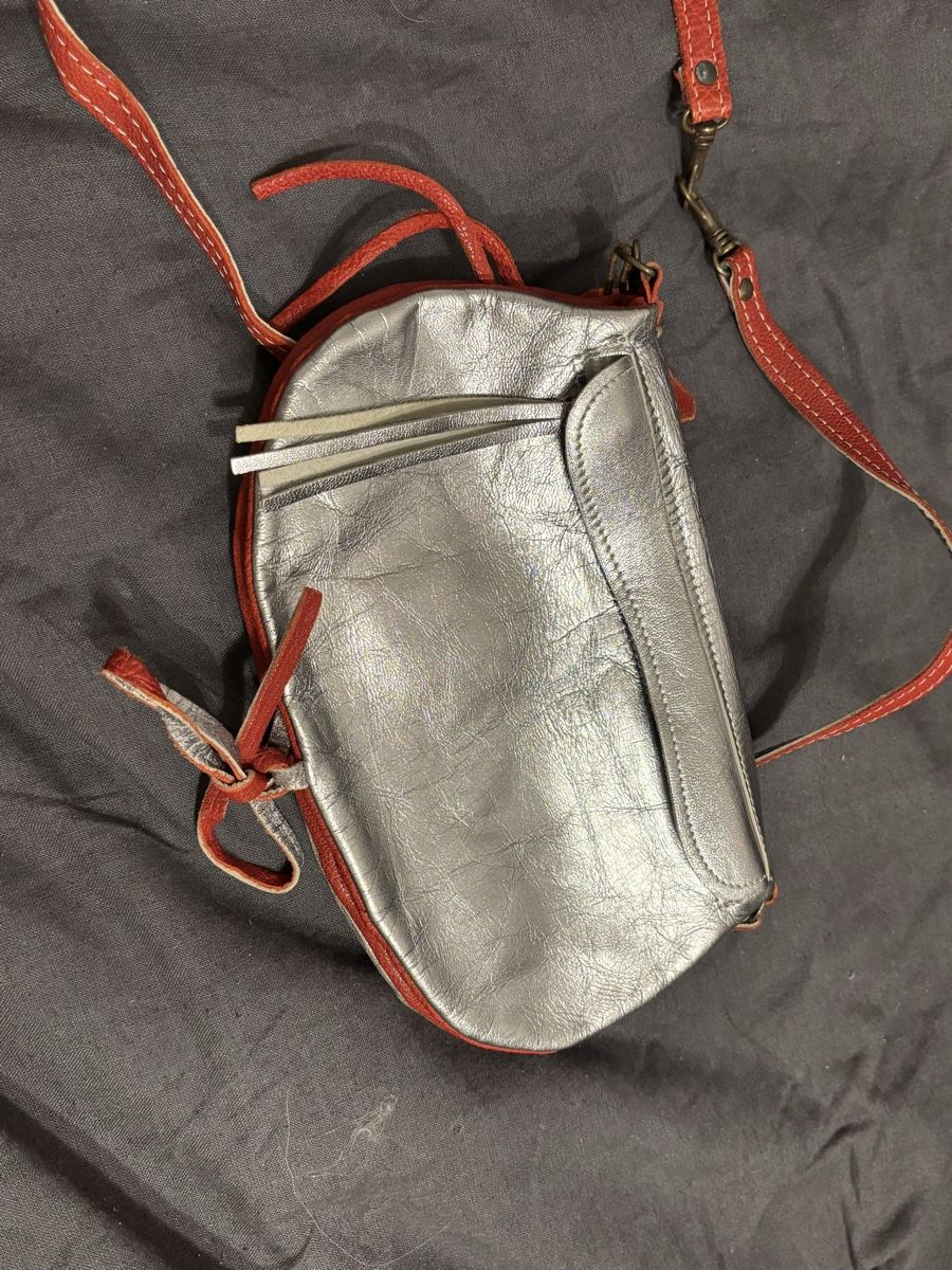 Taschen: Crossbody Bag Leather Silver Red Adjustable Strap 22cm – Gebraucht aus La Chaux-de-Fonds von joa_jk5g
