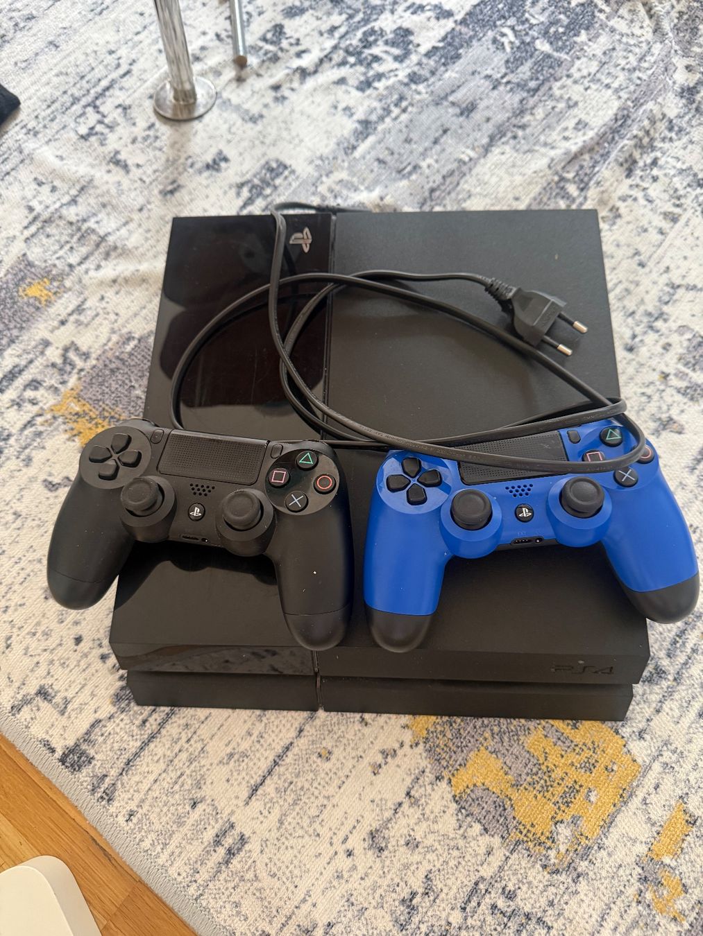 Sony Consoles: PS4 mit zwei Controllers – D'occasion à Thalwil par Lidiabaca