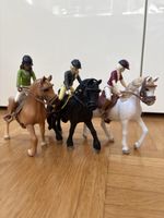 Schleich Pferdehof mit Pferden und Reiterinnen