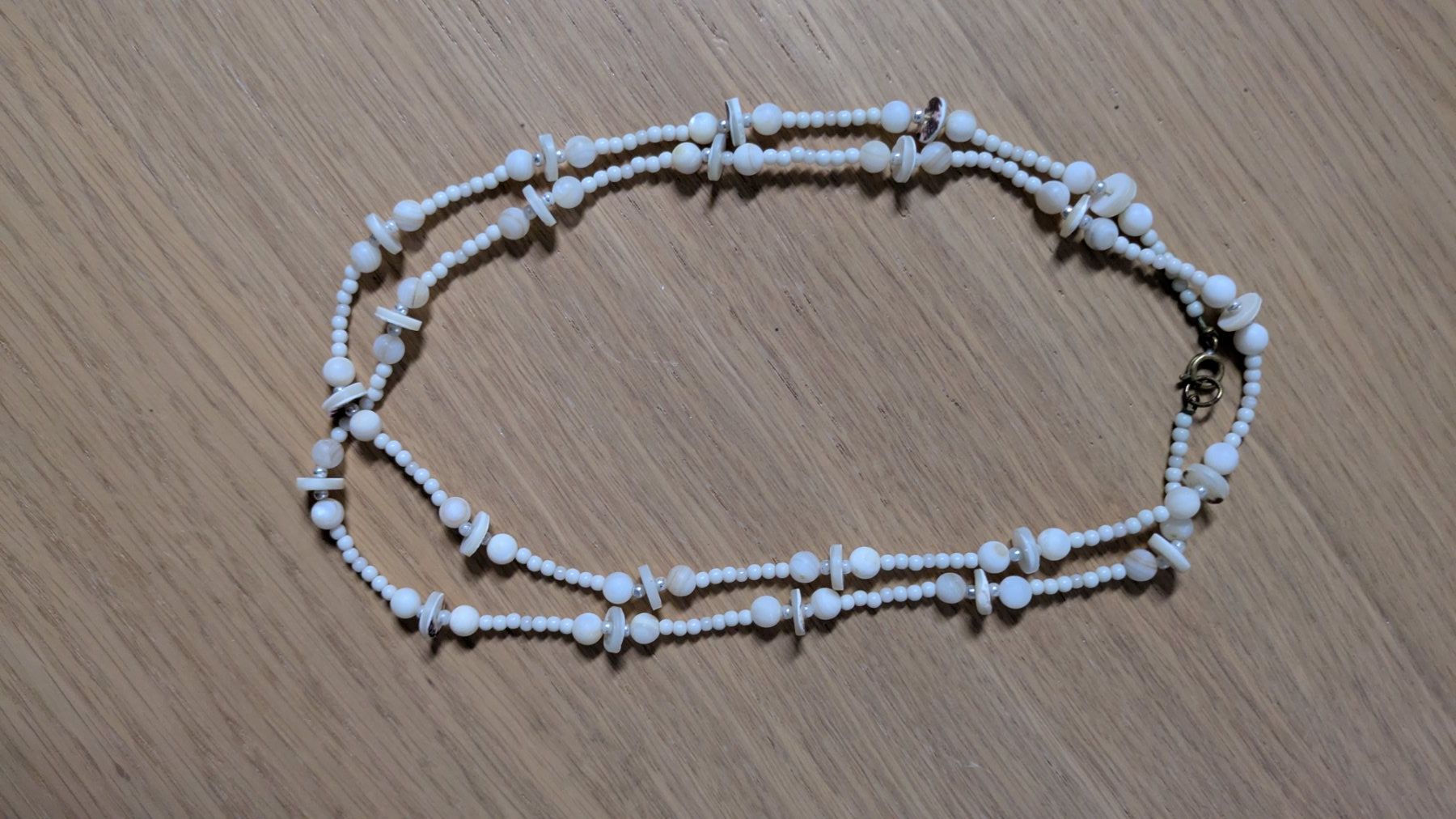 Catenine: Collana vintage di perline bianche – Usato da Claro venduto da Dona1785