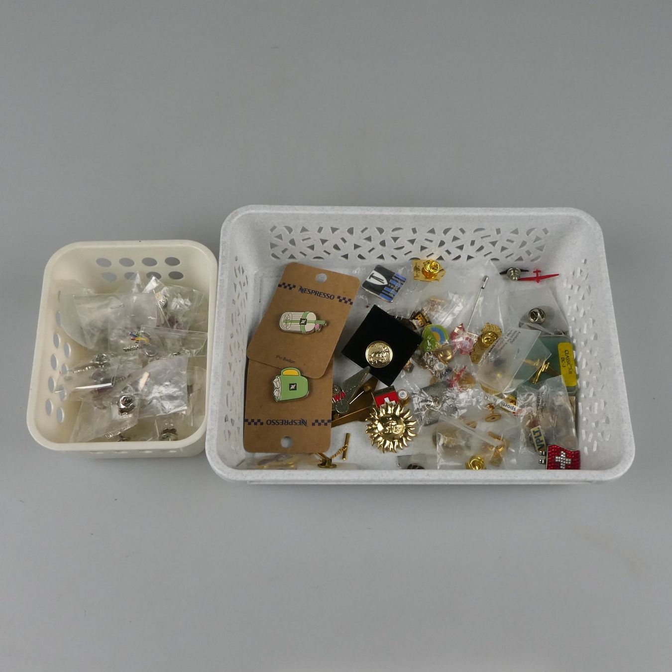 Placchette & Badge: Sammlung verschiedener Anstecknadeln – Usato da Volketswil venduto da brockipfannenstil
