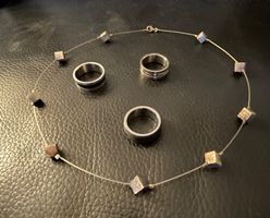 Set aus Halskette versilbert und drei Ringen