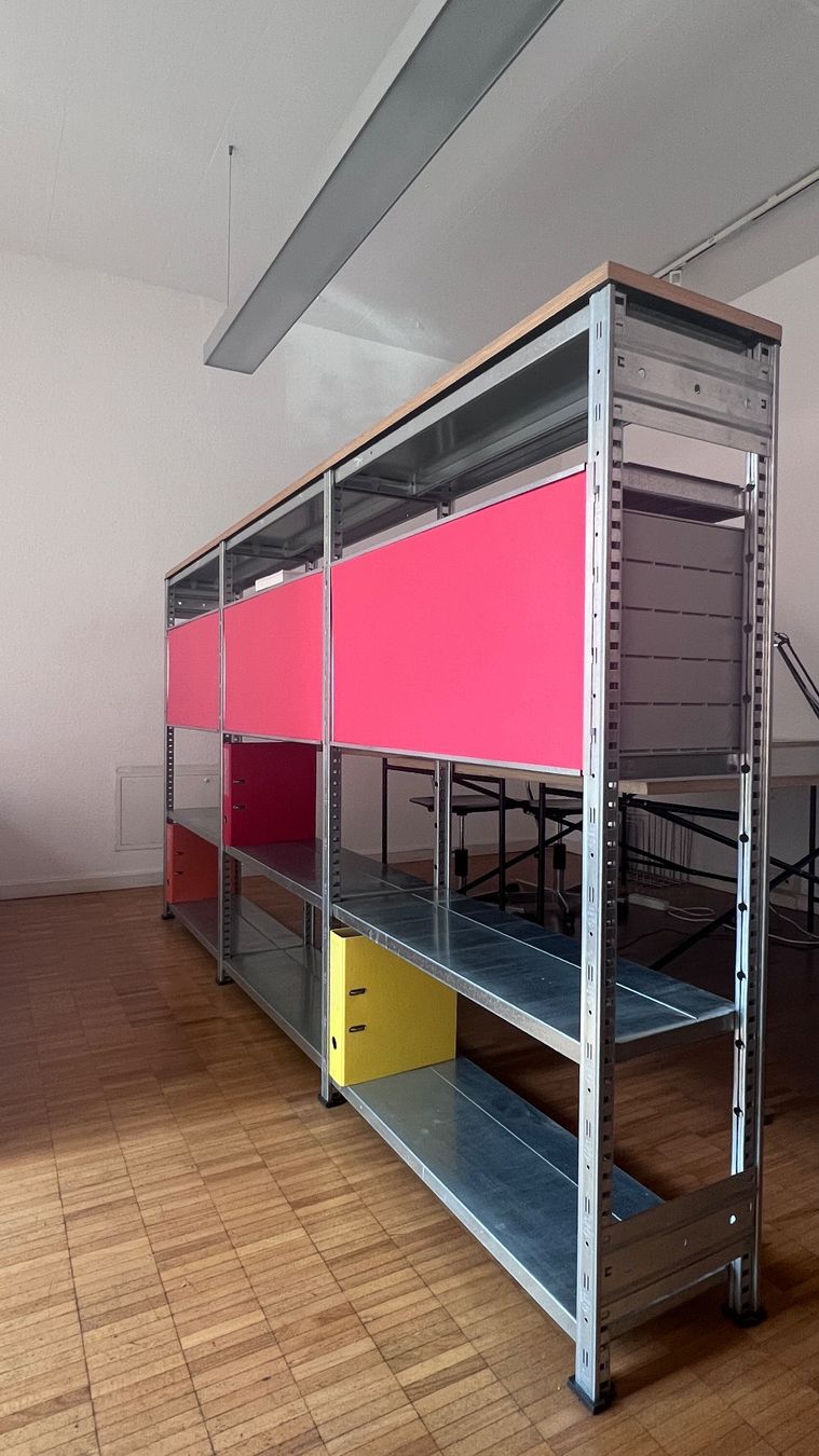 Errex Scaffali: Regalsystem Errex mit farbigen Einlagen und Holzplatte – Usato da Zürich venduto da wme_n5yf