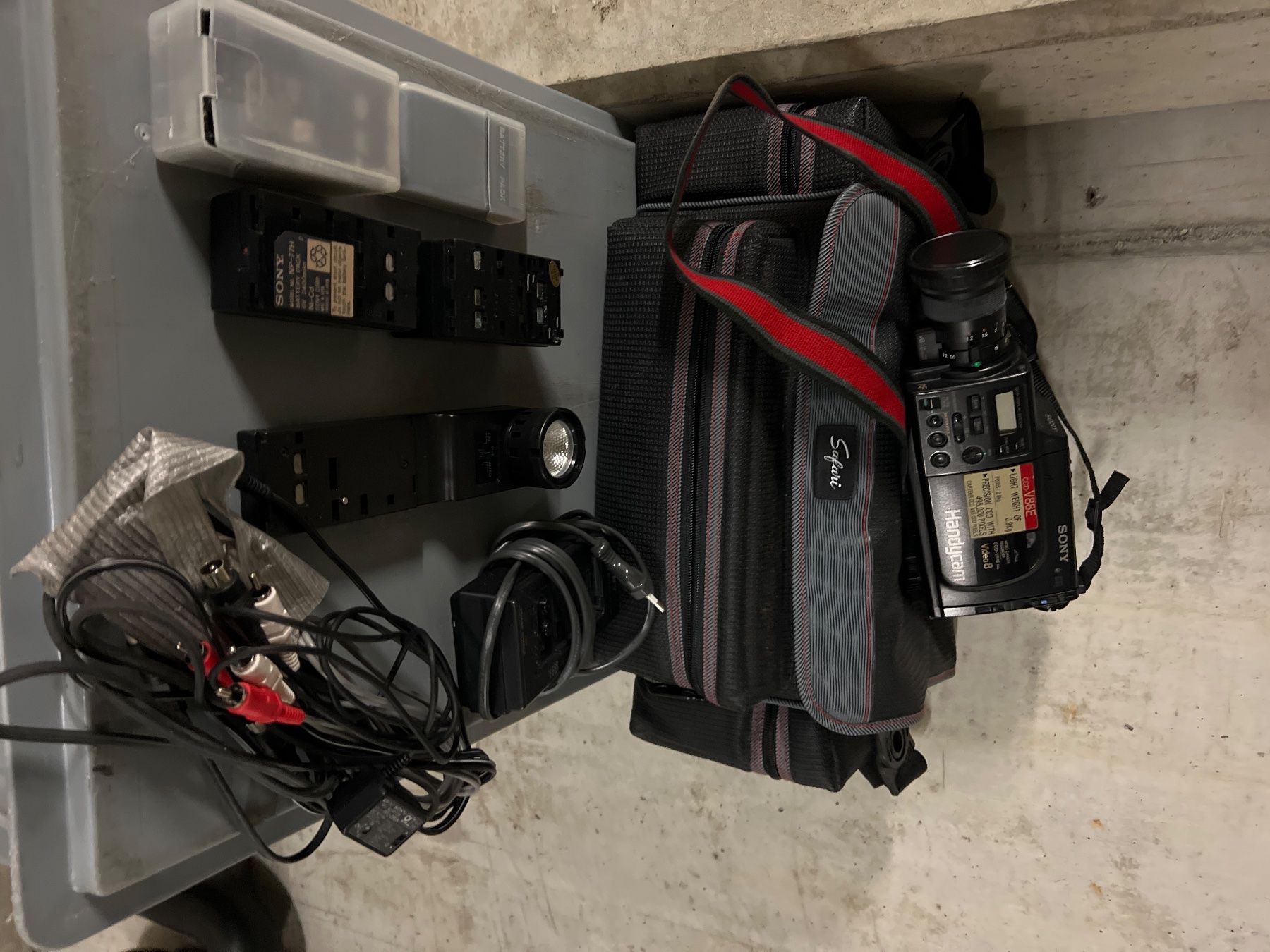 Sony Videocamere: Video Kamera Sony V88E ca.1988 – Usato da Thun venduto da IBT1 1