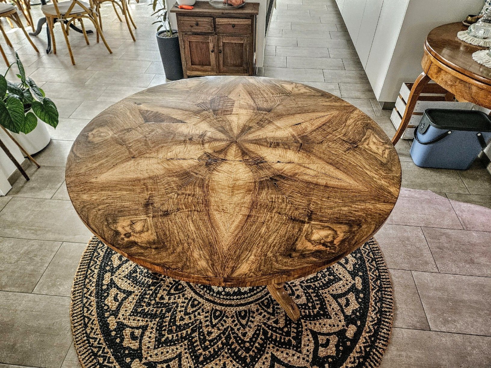 Tavoli: Antiker Tisch Nussbaum, furniert – Usato da Ehrendingen venduto da manu125