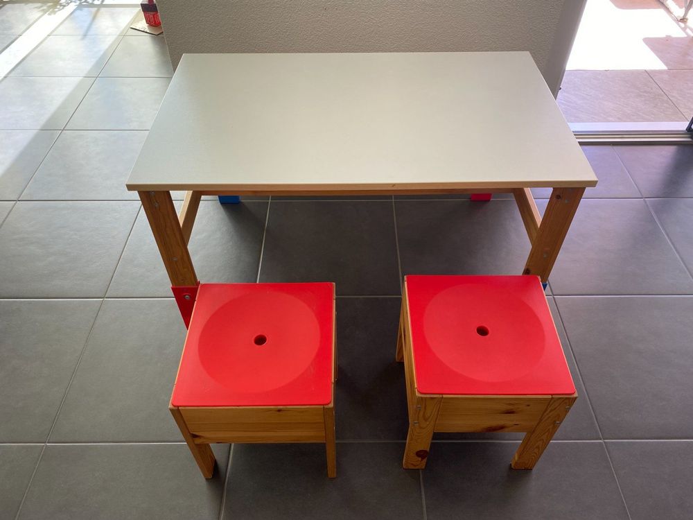 Robuster Ikea Kindertisch mit zwei Stühlen . Kaufen auf Ricardo
