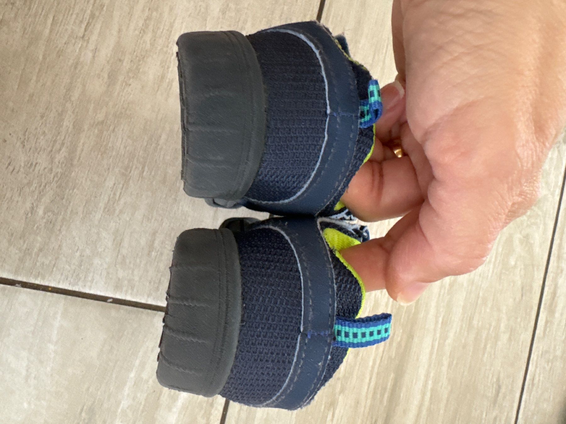 Oshkosh Scarpe da uomo: Oshkosch Turnschuhe Gr 20, 12.1cm – Usato da Gelterkinden venduto da Familienferien 2